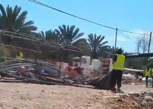 Civil Administration personnel dismantling the tents. Still from video footage, courtesy of local residents