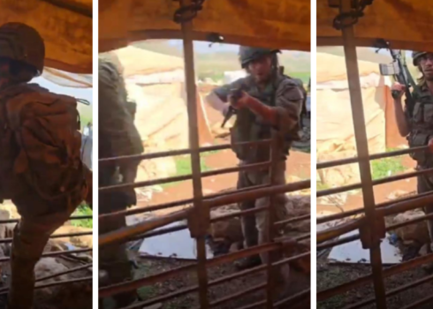 חייל ליד האורווה, מכוון נשק על הנער שמצלם אותו ואז נכנס פנימה. מתוך תיעוד וידאו באדיבות התושבים