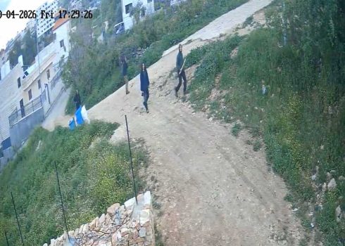 مستوطنون، أحدهم على الأقل مسلح بهراوة، في داخل القرية خلال الحادثة. من فيديو توثيقي قدمه السكان مشكورين    