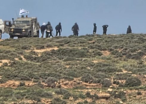 مستوطنون وجنود على تلة فوق قرية المغير. تصوير: أفيشاي موهر، بتسيلم  