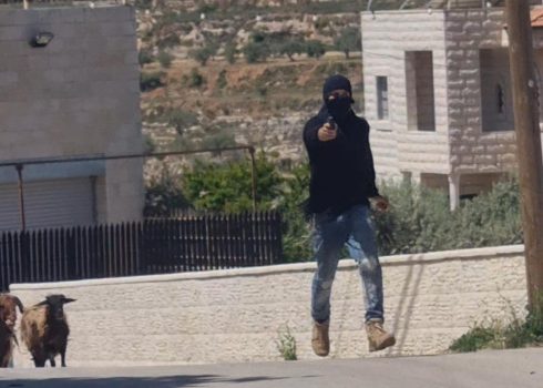 مستوطن ملثم يصوب سلاحه نحو متطوع بتسيلم عايد الغفري، جلجيليا. التوثيق قدمه السكان مشكورين