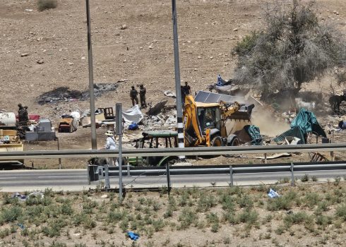 הריסת המבנים בח'ירבת עין אל-חילווה. צילום: עארף דראר'מה, בצלם