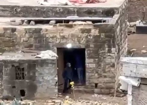 مستوطنان، يضع أحدهما على الأقل قناعًا، عند مدخل المبنى الزراعي. صورة قدمها السكان مشكورين 