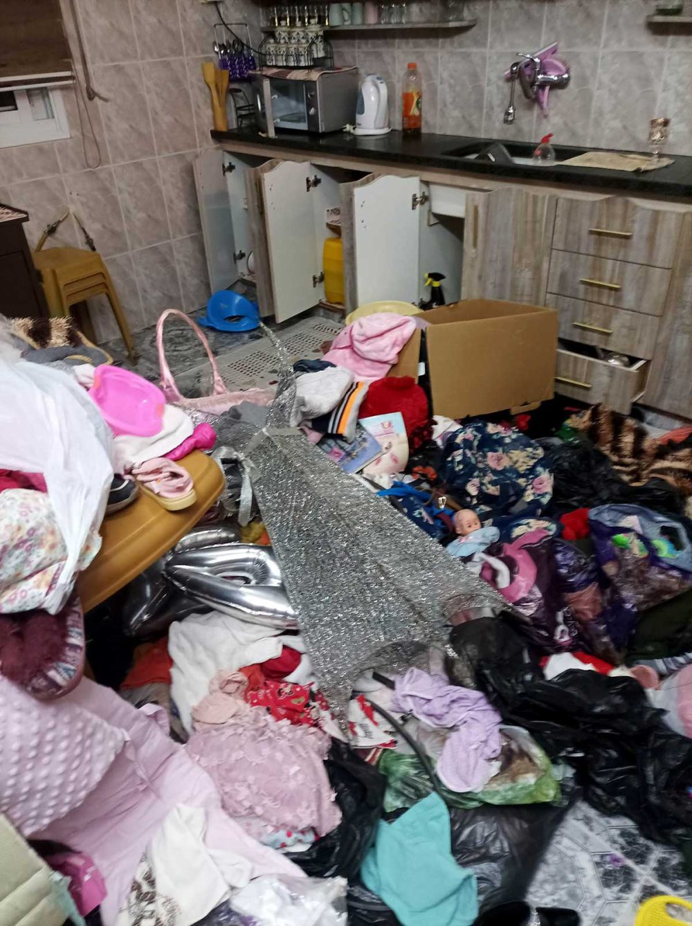 شقق العائلة بعد مداهمة الجنود. تصوير: منال الجعبري، بتسيلم