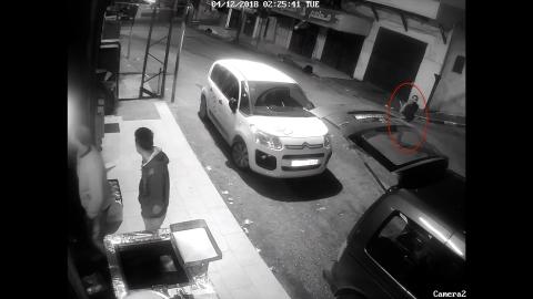 محمد حبالي وهو يبتعد عن الجنود ثوانٍ قليلة قبل قتله. صورة مقتطعة من شريط الفيديو. 