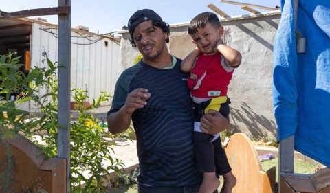 עודה אל-הד'אלין עם אחד מבניו. צילום: עמרי ערן ורדי, אקטיבסטילס