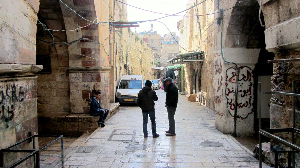 מימין ומשמאל: כניסות לשניים מה"חושים" - מתחמי דירות, שבהם חיים כ-300 בני הקהילה האפריקאית.