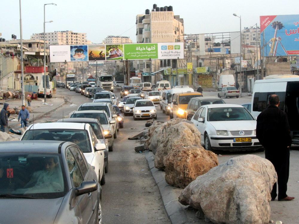 הפקק לפני מחסום קלנדיה, 05:50 בבוקר. תושבי שכונות שנותרו מעבר לגדר ירושלים בדרכם לעבודה בעיר