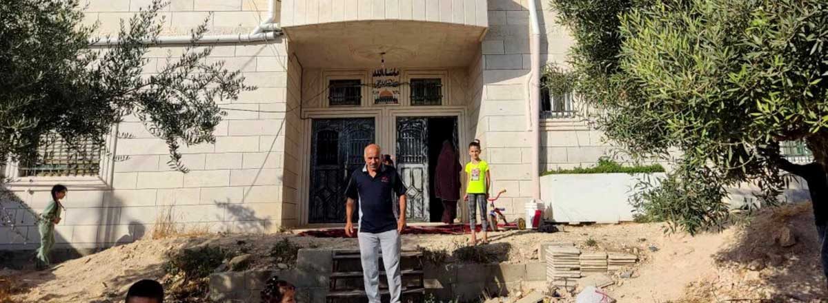 امهات في المطبخ عاريات ‫جنود يقتحمون، مع الكلاب، منازل عائلة عجلوني الموسعة في الخليل، يفصلون  الأطفال عن أمهاتهم وآبائهم ويسرقون ممتلكات. الجنديات يجرين تفتيشاً على  أجساد النساء وهنّ عاريات | بتسيلم‬‎