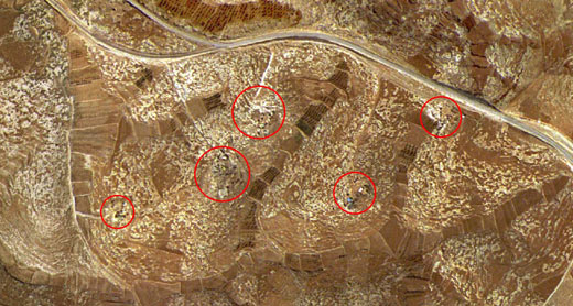 תצלום אוויר: קטע מהמתחם הצפוני של ח'ירבת סוסיא, 1999. הקליקו להגדלה ולצפייה בתצלומים נוספים