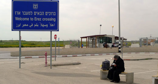 אישה ממתינה במעבר ארז. צילום: אורן רוזנפלד, 19.3.09