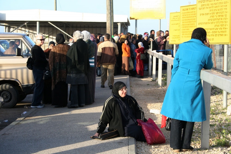 Palestinians wait at a checkpoint at the entrance to the Barta'ah-Rehan enclave, 20 February 2010. Photo: Ruti Tuval, MachsomWatch. Palestinians