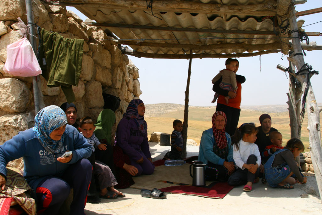 نساء في خربة زنوتة جنوب جبال الخليل. تصوير: 
 بتسيلم. 3/5/12.