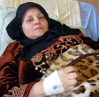 מונא א-שווא בבית החולים אי-שיפאא בעזה. צילום: מוחמד סבאח, בצלם, 26.11.12