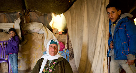 ג'ברייה חמאמדה ושניים מילדיה באוהל המגורים. צילום: אורן זיו, אקטיבסטילס