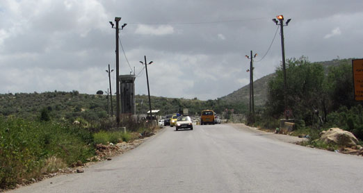 מחסום ענבתא/עינב והמגדל הצבאי הסמוך לו. תצלום: עבד אל-כרים סעדי, ב 4.4.13.