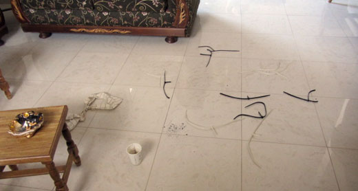 مخلفات تركتها قوة الشاباك (جهاز الأمن العام) في صالون منزل عائلة عمران. تصوير: عبد الكريم سعدي، بتسيلم، 13.11.13 مخلفات تركتها قوة الشاباك (جهاز الأمن العام) في صالون منزل عائلة عمران. تصوير: عبد الكريم سعدي، بتسيلم، 13.11.13