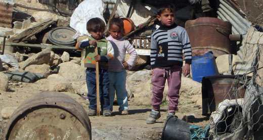 أطفال بين أنقاض خربة أم الجمال. تصوير: عاطف أبو الرب، بتسيلم، 9/2/2014 