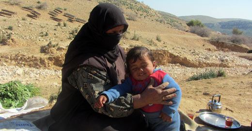 إحدى سكان أم الجمال وحفيدها. تصوير: عاطف أبو الرب، بتسيلم، 9/2/2014