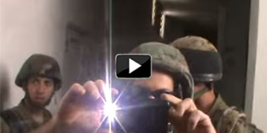 חייל מצלם את שאדי סידר בתוך הבניין שבו גרה משפחתו. מתוך תיעוד הווידיאו.