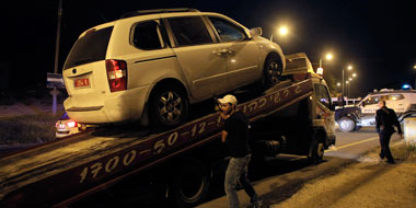 אחת המכוניות שהותקפו בפיגוע. צילום: עמאר עוואד, רויטרס, 14.4.14