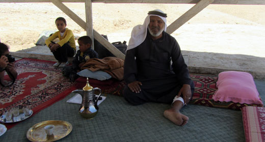 خليل حمدان، من سكان وادي القطيف مع اثنين من اطفال التجمع السكاني . تصوير: عامر عاروري، بتسيلم. 30/4/2014.