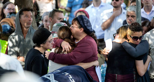 <br />معزيين في جنازة داليه لمكوس. تصوير: باز ريتنير، رويتيرز. 11/11/2014