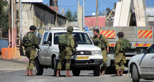 Soldiers at entrance to Hizma. Photo: ‘Amer ‘Aruri,  B’Tselem, 14 April 2015