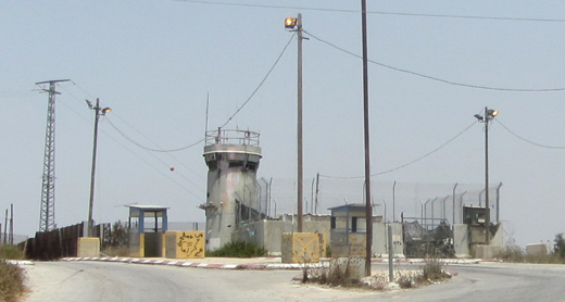 מחסום עטארה. צילום: איאד חדאד, בצלם, 2.8.15. מחסום עטארה. צילום: איאד חדאד, בצלם, 2.8.15.
