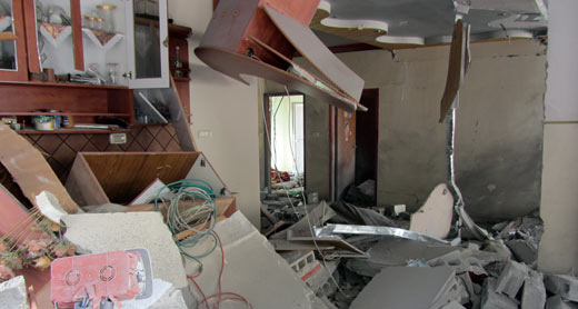 Apt. of Mu’awiyah Abu al-Jamal, his wife and their three children, destroyed by security forces in the demolition of the unit previously occupied by Nadia Abu al-Jamal, Ghassan Abu al-Jamal’s widow. Photo by ‘Amer ‘Aruri, B’Tselem, 7 October 2015.