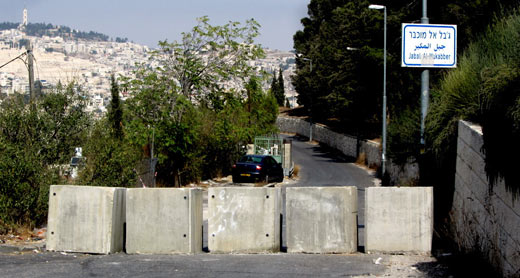 Roadblock in the neighborhood of Jabal al-Mukabber. Photo: ‘Amer ‘Aruri, B'Tselem, 18 Oct. 2015 