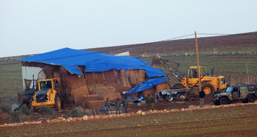 דחפורי המנהל הורסים מבנה חקלאי בח'ירבת עינון. צילום: עארף דראר'מה, בצלם, 14.1.16.