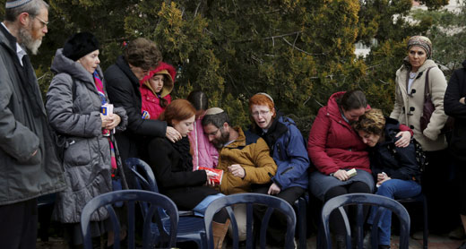 בעלה וילדיה של דפנה מאיר בהלווייתה בהתנחלות עתניאל, 18.1.16. צילום: רונן זבולון, רויטרס,