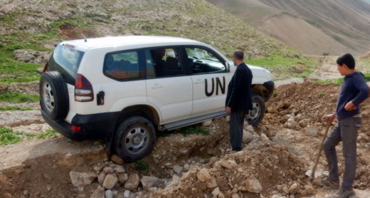 Stranded UN vehicle on razed access road to Khirbet ‘Ein Karzaliyah. Photo by ‘Aref Daraghmeh, B’Tselem, 10 February 2016.