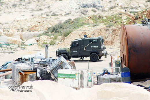 جيب عسكري في منطقة محجرة فلسطينية في بيت فجار. تصوير: سعيد ديرية. اذار 2016. جيب عسكري في منطقة محجرة فلسطينية في بيت فجار. تصوير: سعيد ديرية. اذار 2016.