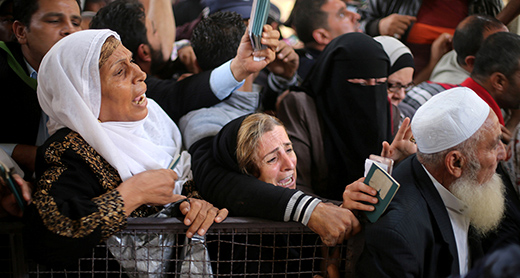 طابور تسجيل للسفر عبر معبر رفح. تصوير: إبراهيم أبو مصطفى، رويترز، 2.6.16.