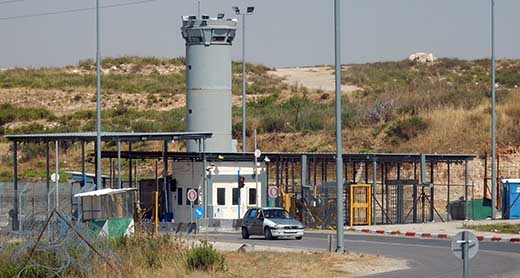 המחסום שהציב הצבא בכניסה לבית איכסא. צילום: איאד חדאד, בצלם, 7.6.16