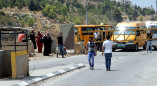 اغلاق مدخل مخيم الفوار: سكان يعودون إلى المنزل ومعهم مشتريات. تصوير: نصر نواجعة، بتسيلم، 4/7/2016.