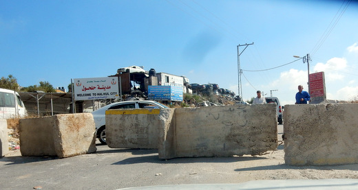 اغلاق على مدخل حلحول. تصوير: نصر نواجعة