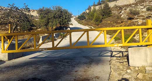 השער הסגור שהציב הצבא על הכביש מבית איכסא לירושלים. מימין למעלה, הגדר סביב רמות. צילום: איאד חדאד, בצלם, 15.8.16