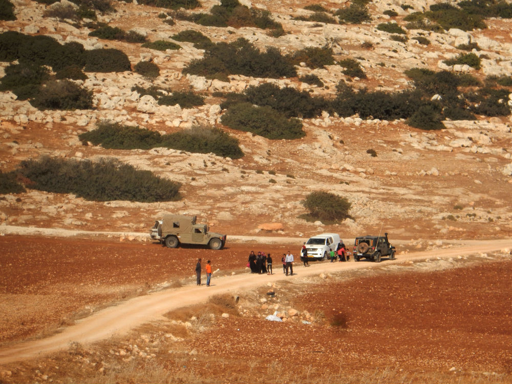 כלי רכב של הצבא והמנהל האזרחי מלווים את תושבי איבזיק שאולצו להתפנות מבתיהם. צילום: עארף דראר'מה, בצלם, 15.11.16 כלי רכב של הצבא והמנהל האזרחי מלווים את תושבי איבזיק שאולצו להתפנות מבתיהם. צילום: עארף דראר'מה, בצלם, 15.11.16