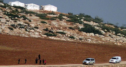 مندوبو الإدارة المدنية في تجمّع ابزيق قُبيل إخلاء سابق، جرى في الأسبوع الماضي. تصوير: عارف ضراغمة، بتسيلم، 15.11.16 مندوبو الإدارة المدنية في تجمّع ابزيق قُبيل إخلاء سابق، جرى في الأسبوع الماضي. تصوير: عارف ضراغمة، بتسيلم، 15.11.16