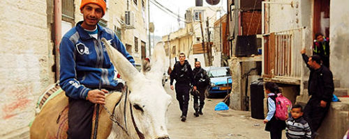 Residents and police in the neighborhood of Batan al-Hawa. Photo by Hussam ‘Abed, B’Tselem, 29 Nov. 2016 Residents and police in the neighborhood of Batan al-Hawa. Photo by Hussam ‘Abed, B’Tselem, 29 Nov. 2016