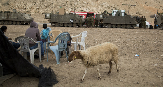 مدرّعات الجيش داخل منطقة تابعة لتجمّع فلسطيني في الأغوار. تصوير: كيرن مَنور، أكتيفيست ليست، 8.2.2016.