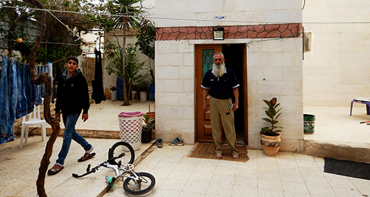 בית משפחת א-זיר בעיירה דורא. צילום: מוסא אבו השהש, בצלם, 21.3.17 בית משפחת א-זיר בעיירה דורא. צילום: מוסא אבו השהש, בצלם, 21.3.17