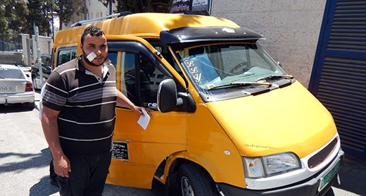 תאמר תמימי ליד מוניתו. צילום: איאד חדאד, בצלם, 5.6.17 תאמר תמימי ליד מוניתו. צילום: איאד חדאד, בצלם, 5.6.17