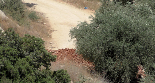 One of the dirt roads blocked by the military. Photo by 'Amer 'Aruri, B'Tselem, 19 June '17 One of the dirt roads blocked by the military. Photo by 'Amer 'Aruri, B'Tselem, 19 June '17