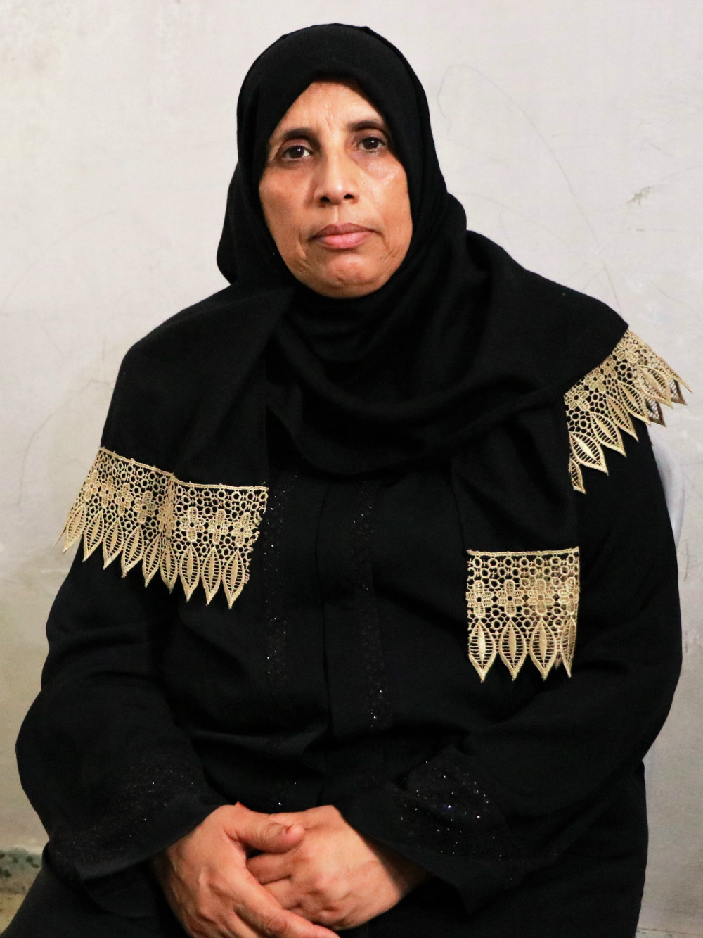 حكمت أبو هميسة، 52 عامًا، والدة عبد الرحمن الذي قتل برصاص الجنود بالقرب من السياج الحدودي في قطاع غزة. تصوير: أولفت الكرد، بتسيلم. 30.7.17.