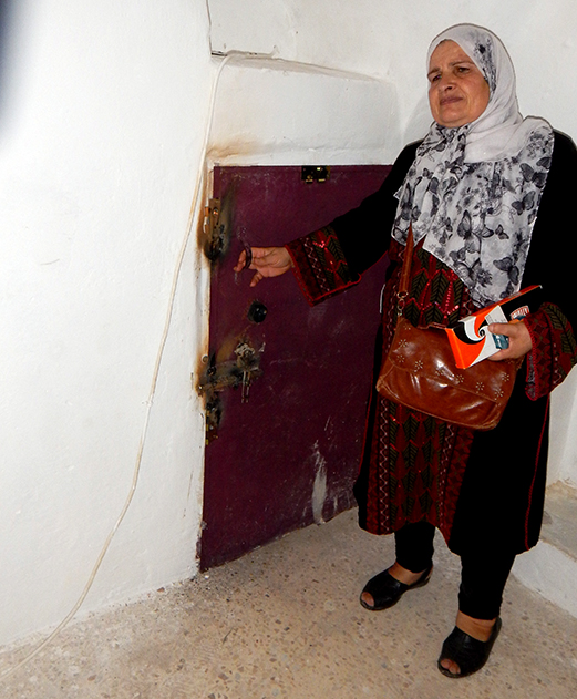 Zleikhah al-Muhtaseb on the inner side of the welded door. Photo by Musa Abu Hashhash, B'Tselem, 15 Aug. 2017