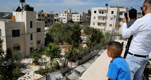 תושבים בבית סוריכ צופים על כוחות הצבא שהגיעו לבית משפחתו של מבצע הפיגוע בהר אדר. צילום: עמאר עוואד, רויטרס, 26.9.17 תושבים בבית סוריכ צופים על כוחות הצבא שהגיעו לבית משפחתו של מבצע הפיגוע בהר אדר. צילום: עמאר עוואד, רויטרס, 26.9.17